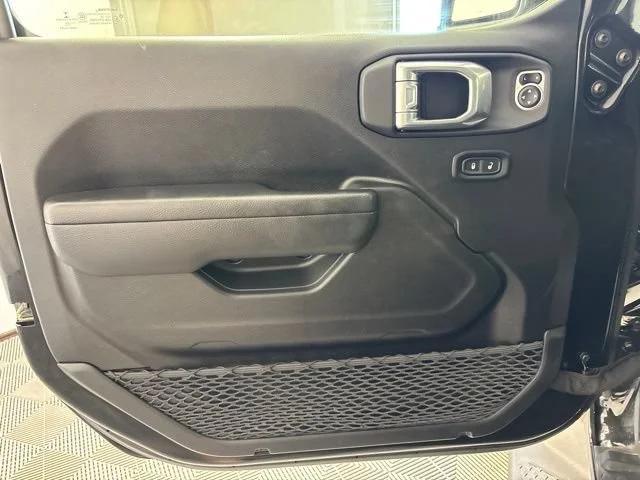 Used 2022 Black Jeep Altitude image 5