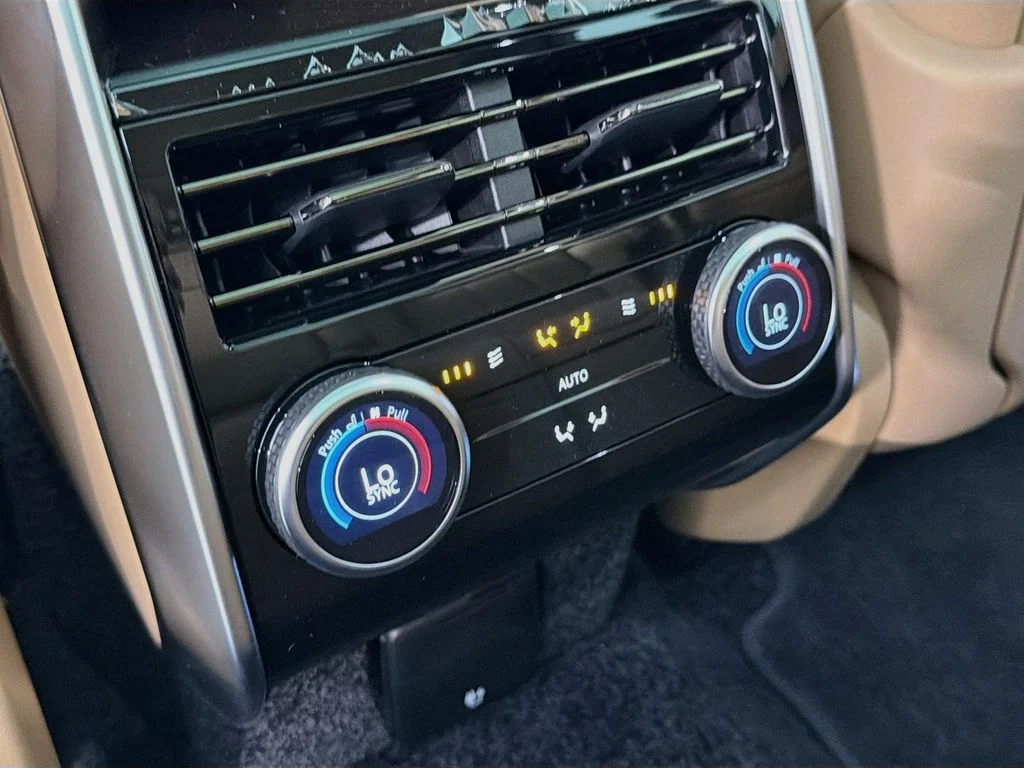New 2026 Eiger Grey Land Rover SE image 27