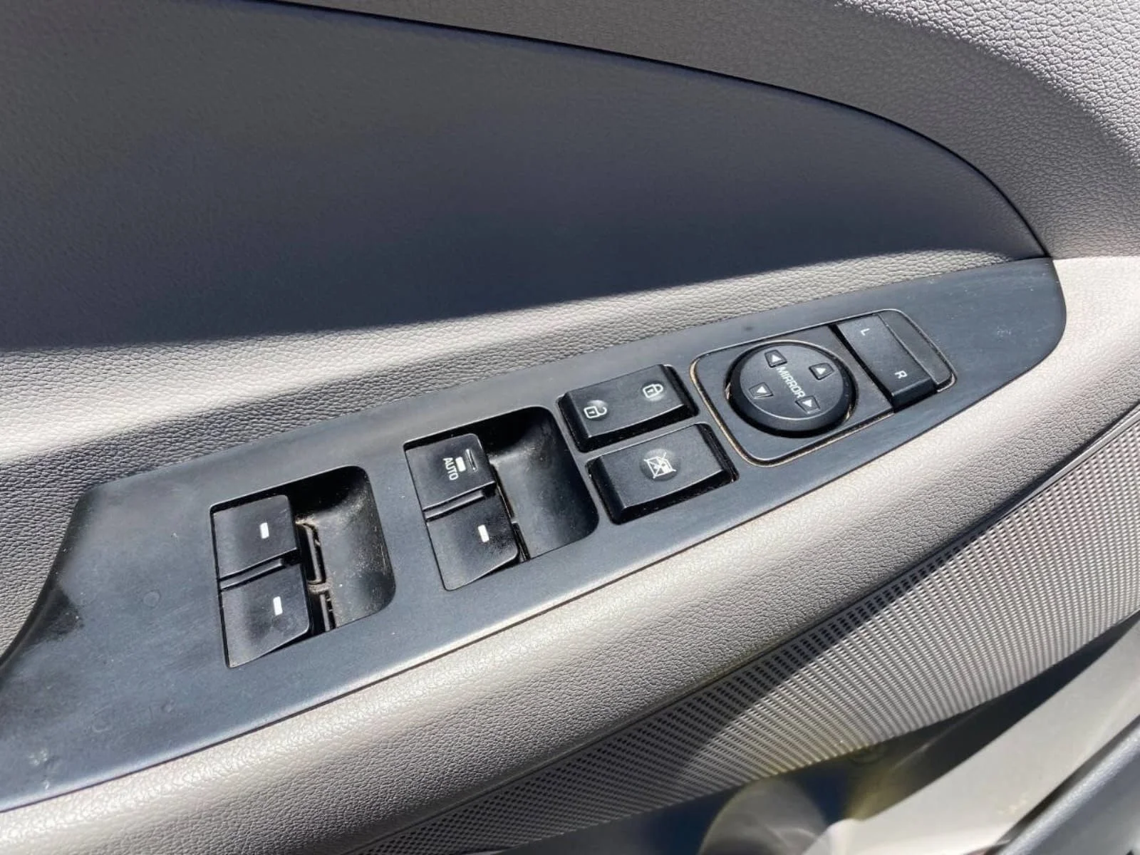 Used 2018 Molten Silver Hyundai Value image 25