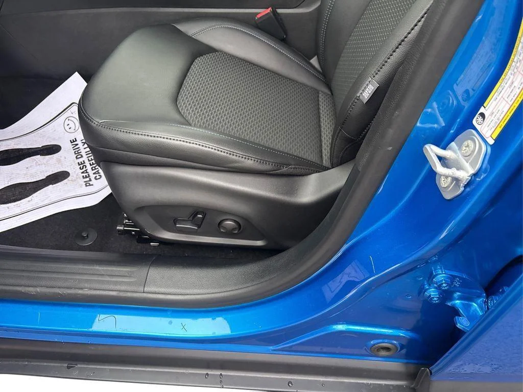 New 2026 Hydro Blue Pearlcoat Jeep Latitude Altitude image 18