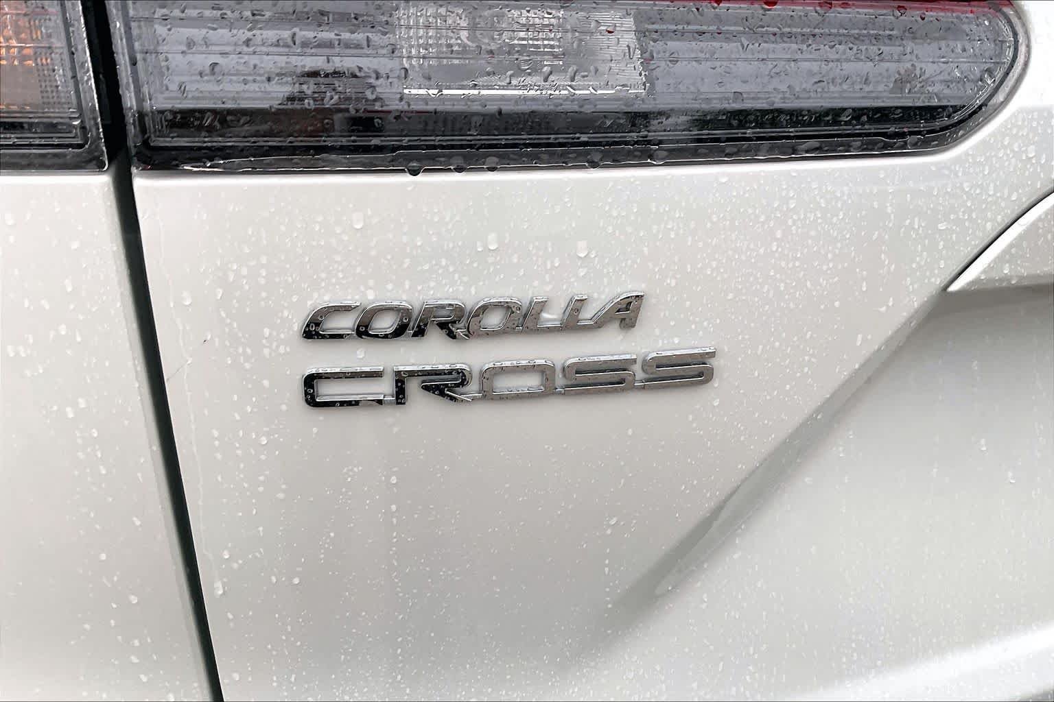 Used 2026 Wind Chill Pearl Toyota LE image 30
