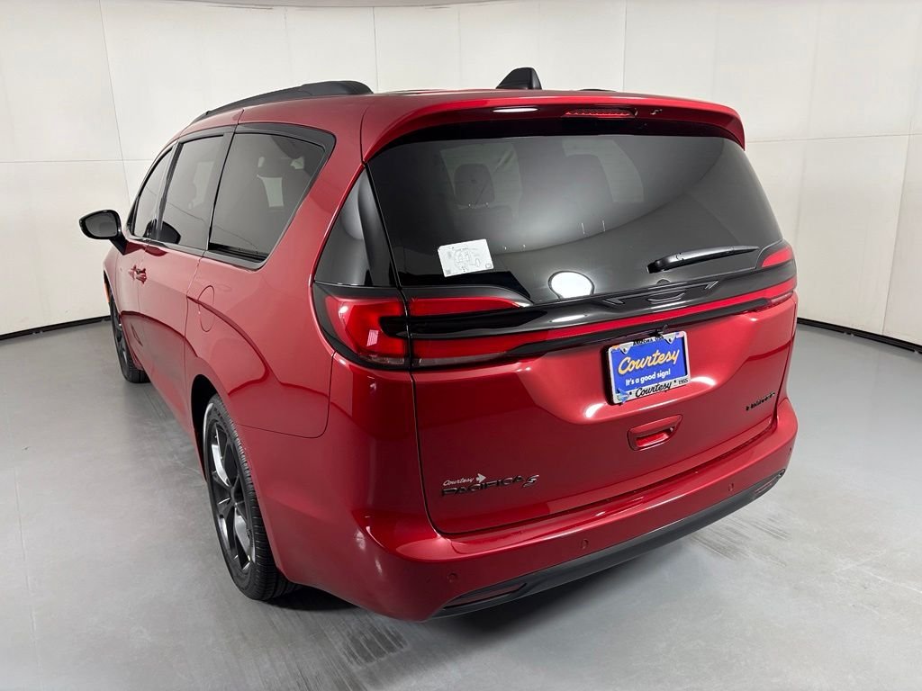 New 2027 Red Hot Pearl-Coat Paint Chrysler Limited image 6