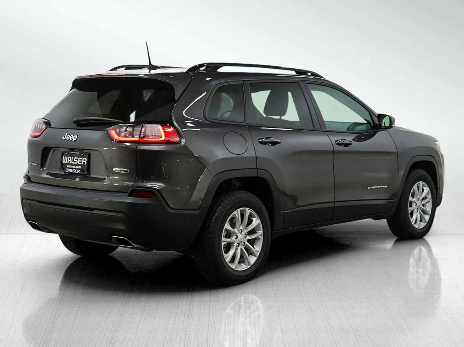 Used 2022 Granite Crystal Metallic Clearcoat Jeep Latitude Lux image 5