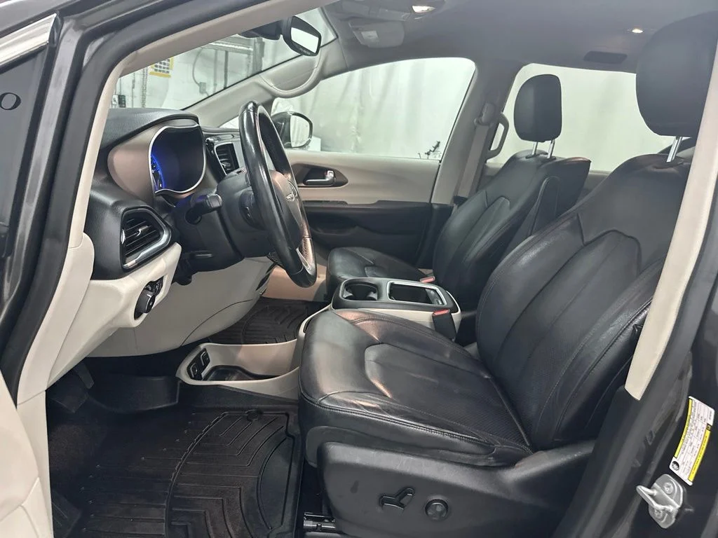 Used 2018 Gray Chrysler Touring L Plus image 21