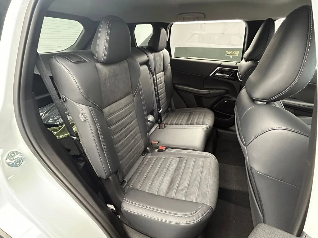 New 2026 Diamond White Mitsubishi SE image 48