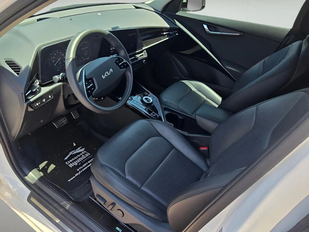 Used 2023 Snow White Pearl Kia Wave image 24