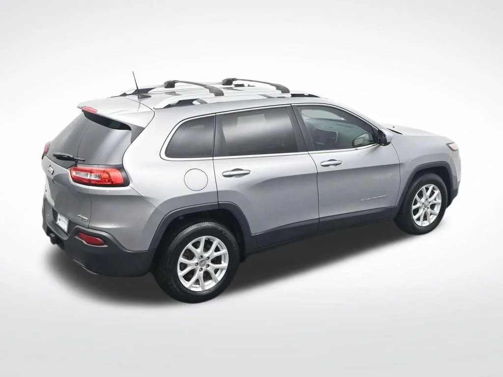 Used 2017 Billet Silver Metallic Clearcoat Jeep Latitude image 27