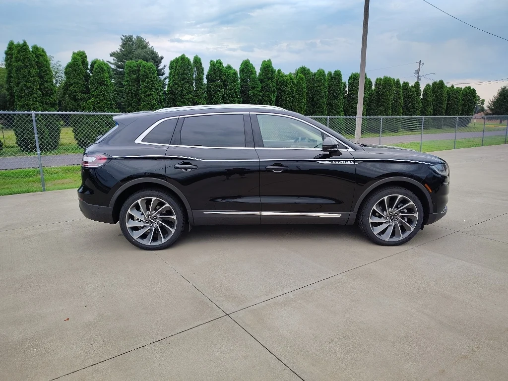 Used 2023 Infinite Black Metallic Lincoln Reserve image 3