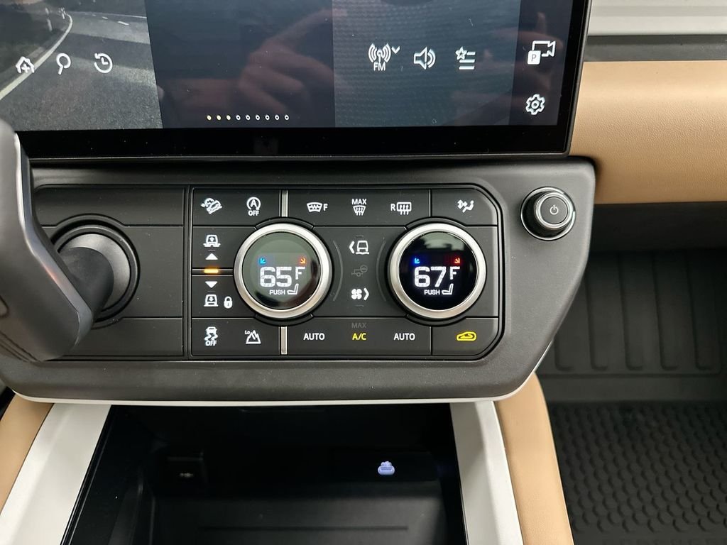 New 2026 Woolstone Green Land Rover X-Dynamic SE image 13