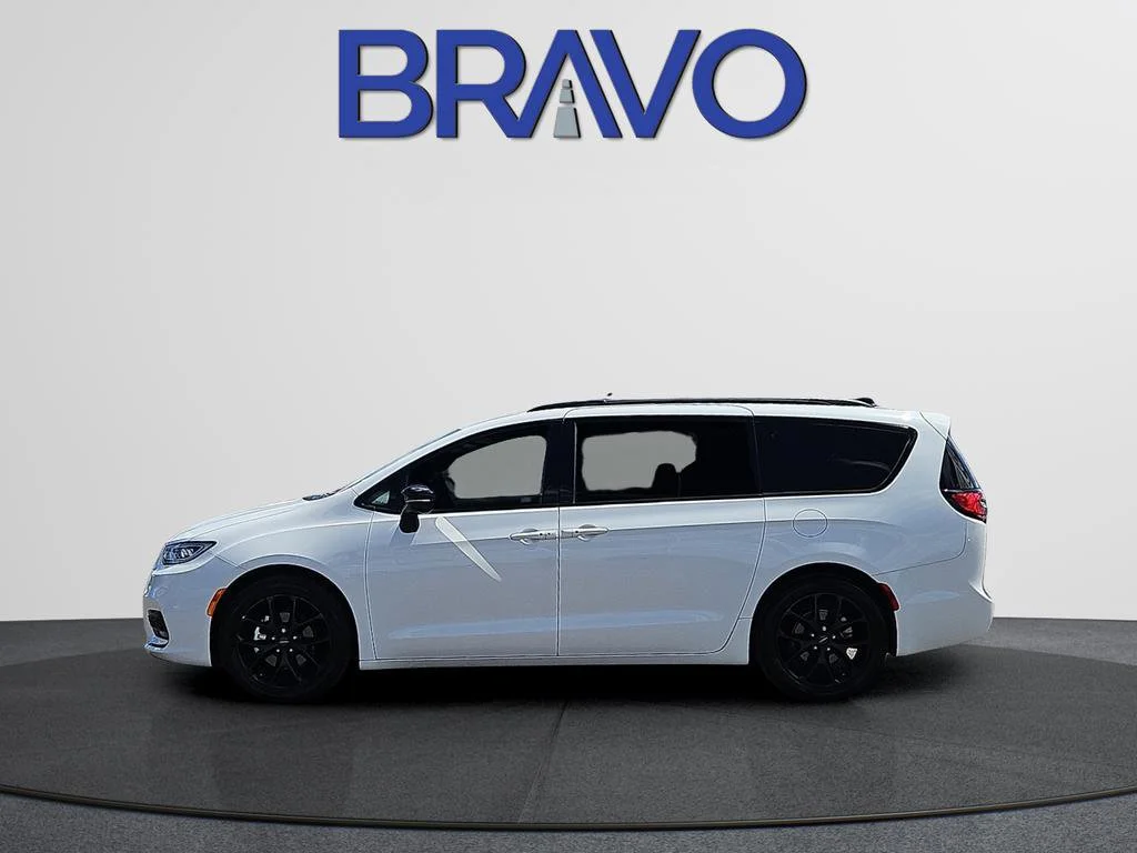 Used 2025 White Chrysler Limited image 6
