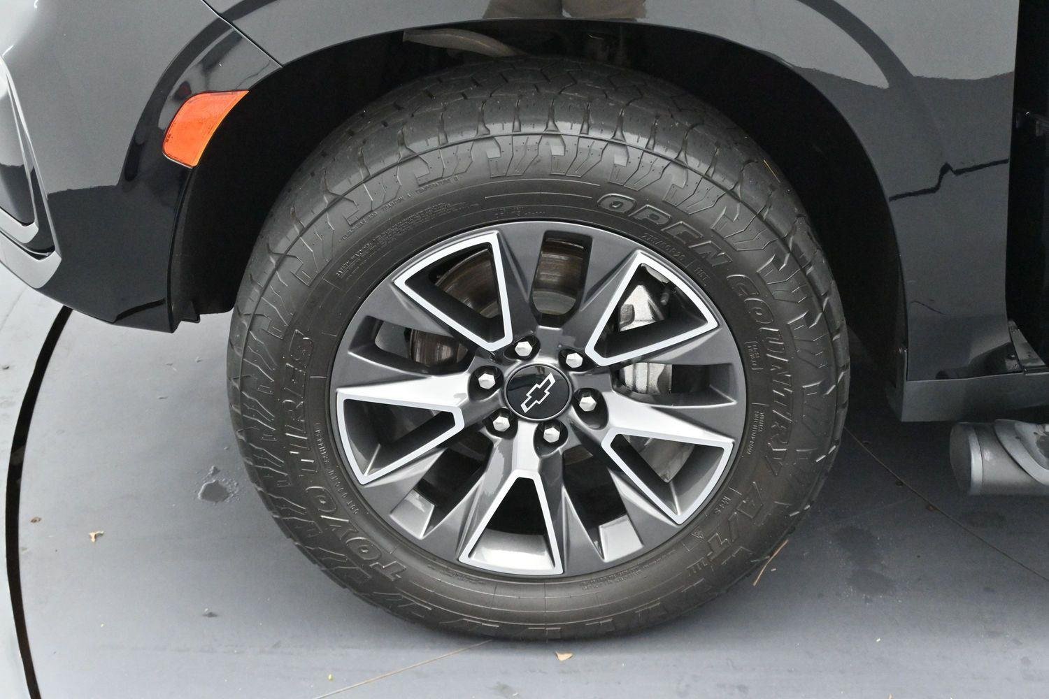 Used 2023 Black Chevrolet Z71 image 34