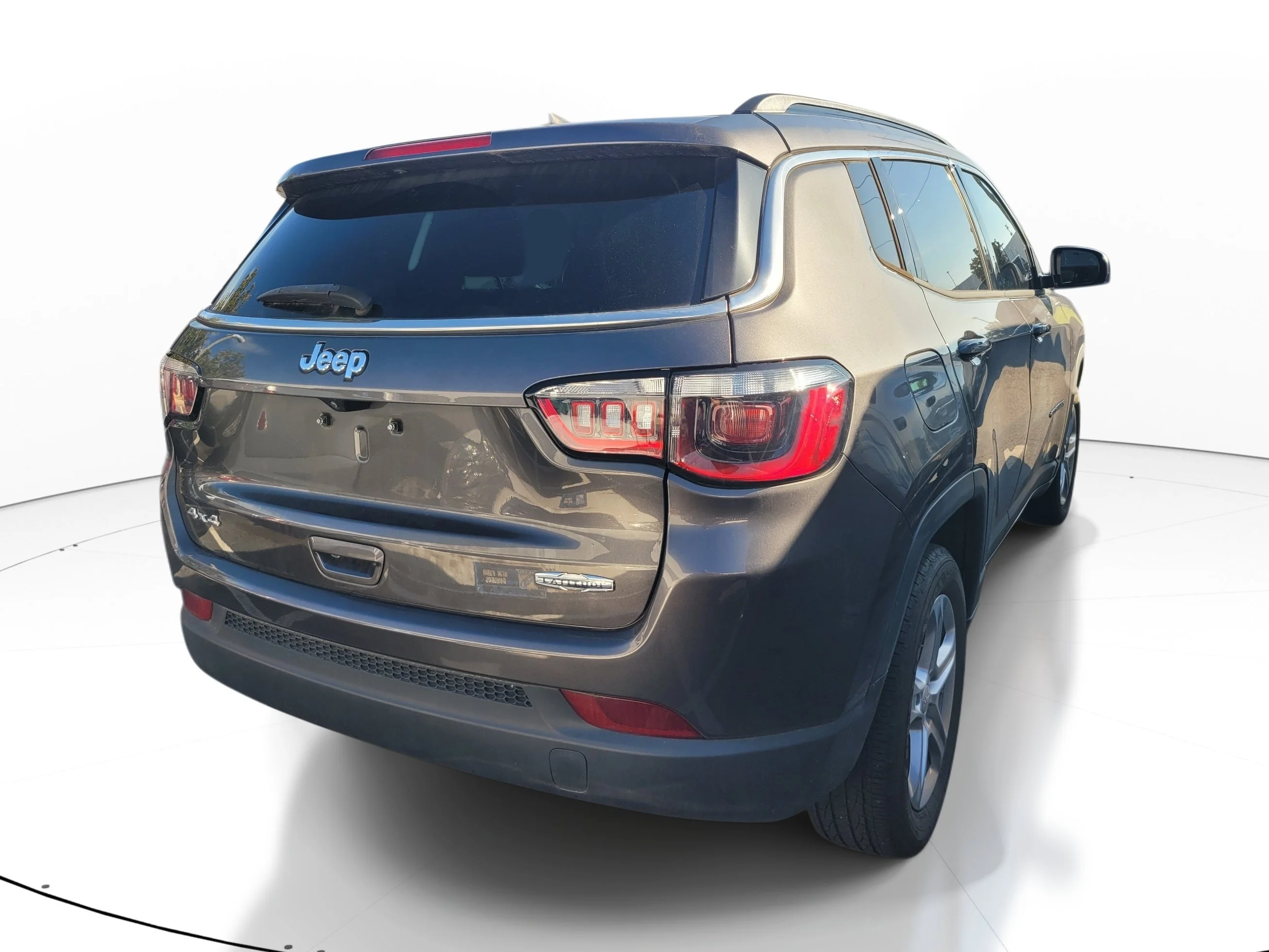 Used 2023 Granite Crystal Metallic Clearcoat Jeep Latitude image 4