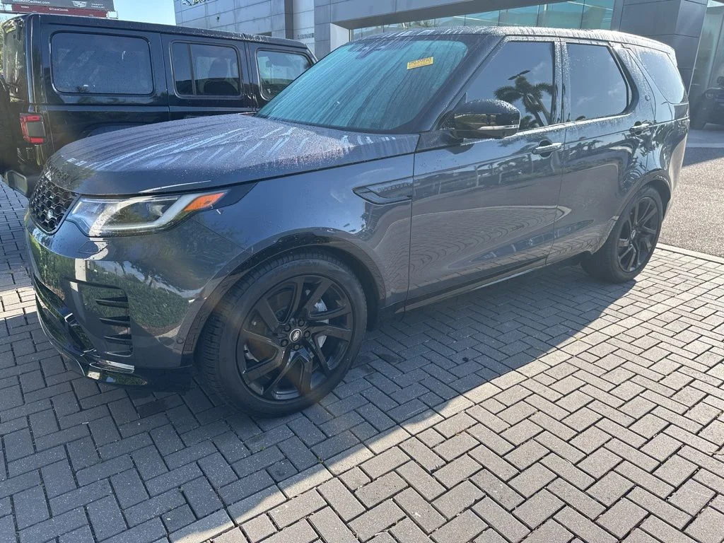 2025 Land Rover Discovery P300 Dynamic SE's photo