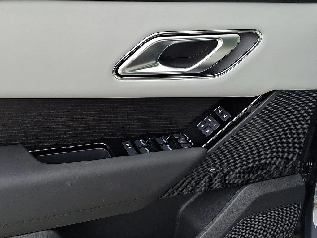 New 2026 Varesine Blue Land Rover Dynamic SE image 8