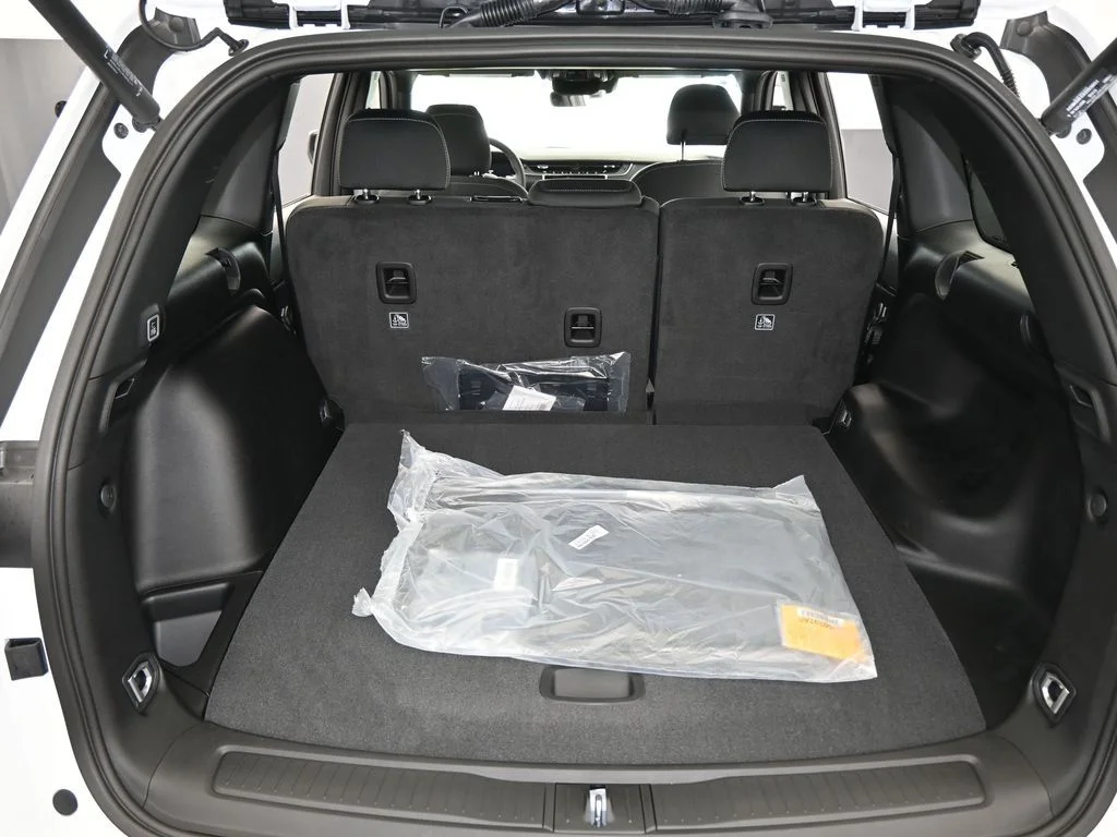 New 2026 Bright White Clear-Coat Exterior Paint Jeep Laredo X image 37