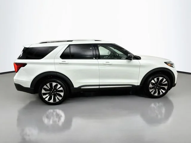 New 2027 Star White Metallic Tri-Coat Ford Platinum image 8