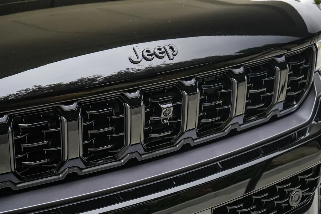 New 2026 Diamond Black Crystal Pearl-Coat Exterior Paint Jeep Summit image 9