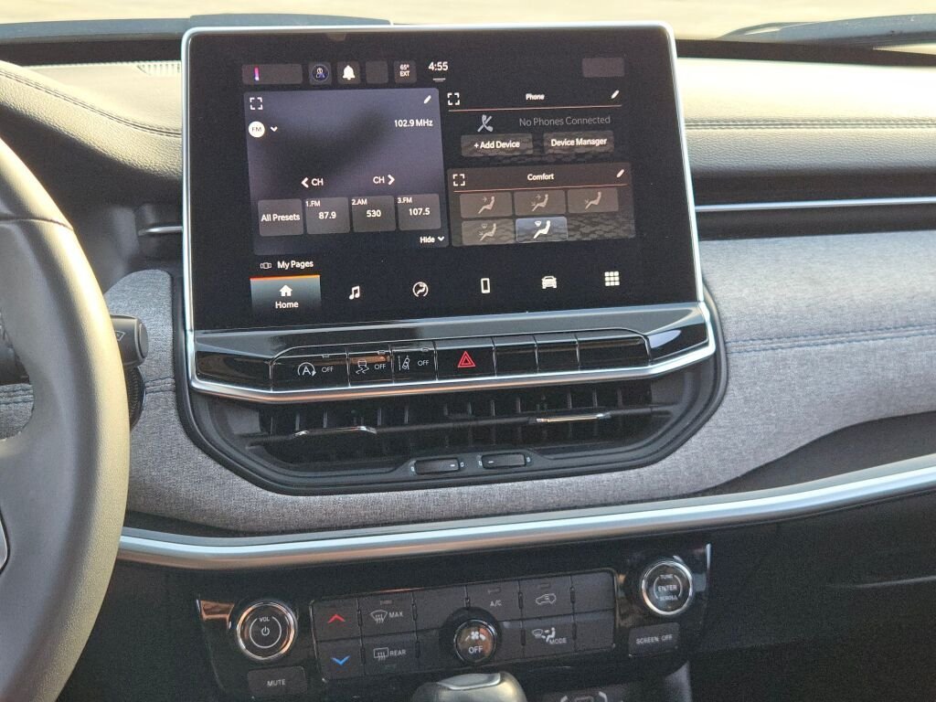 Used 2024  Jeep Latitude image 23