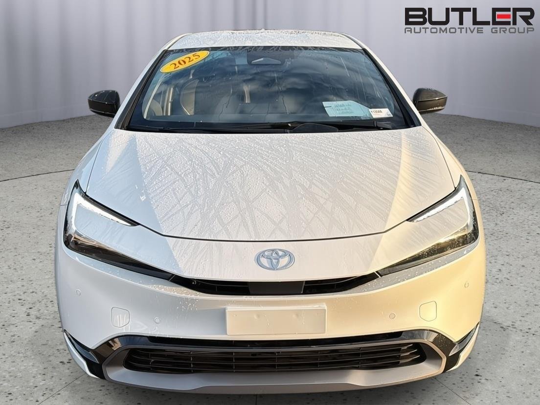 Certified Used 2025 Wind Chill Pearl Toyota XLE image 9