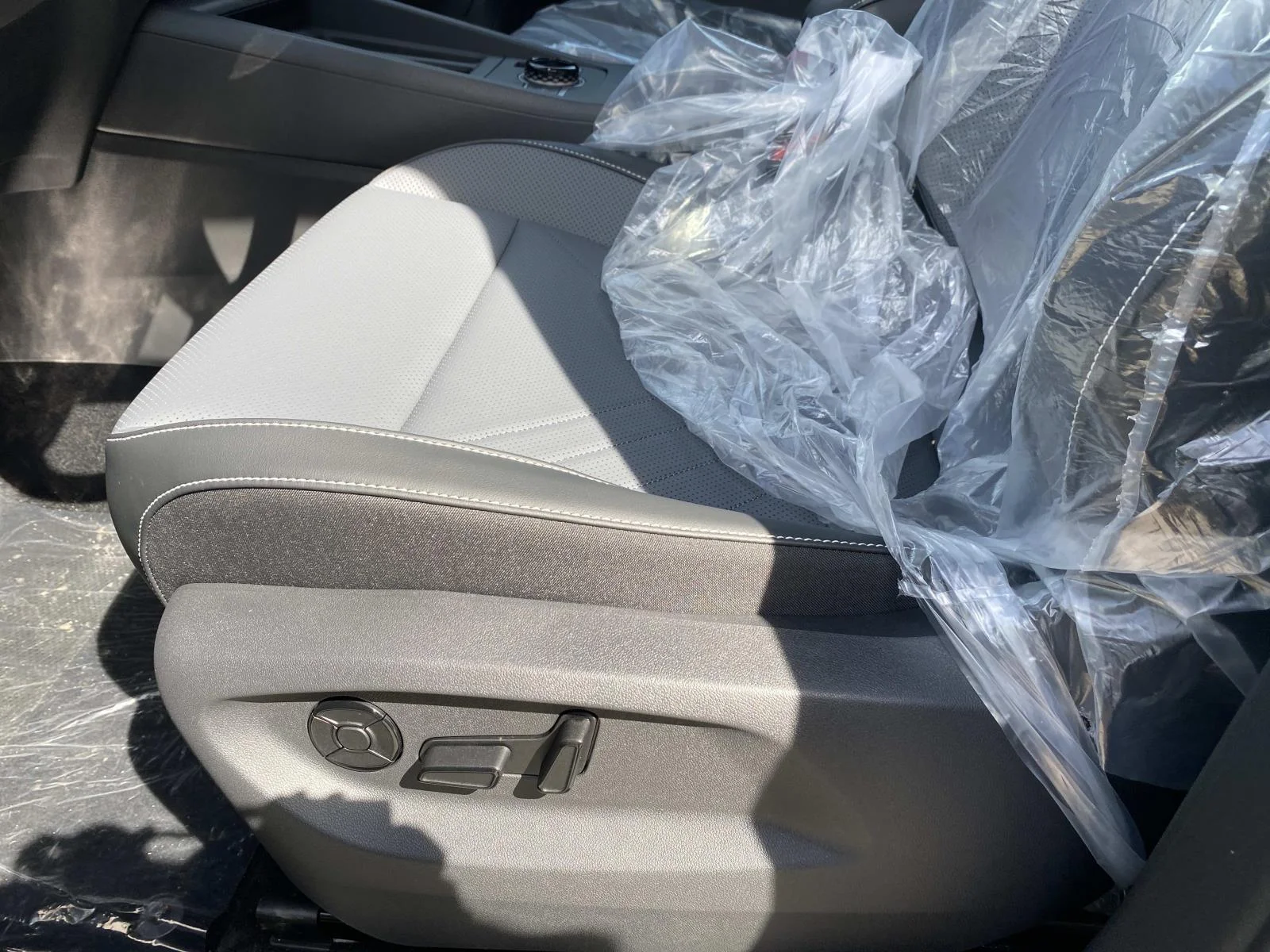 New 2026 Pure White Volkswagen SE 4MOTION image 9