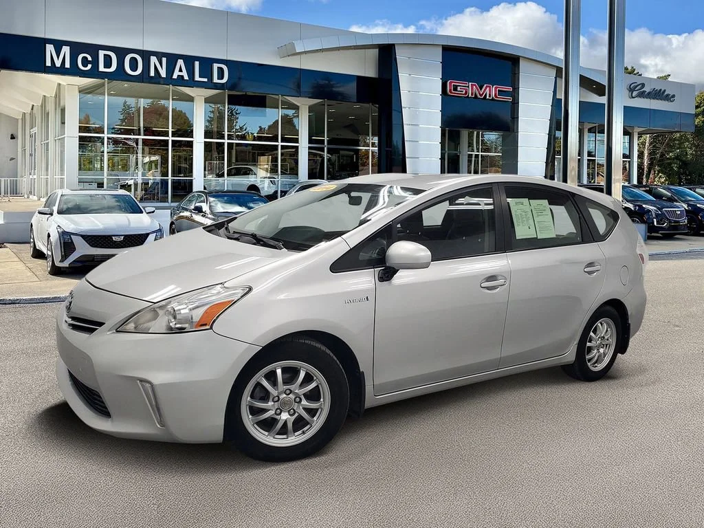 2014 Toyota Prius v Five's photo