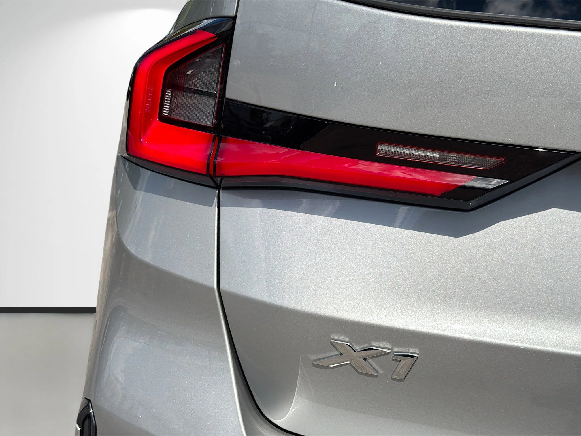 New 2026 Space Silver Metallic BMW xDrive28i image 10
