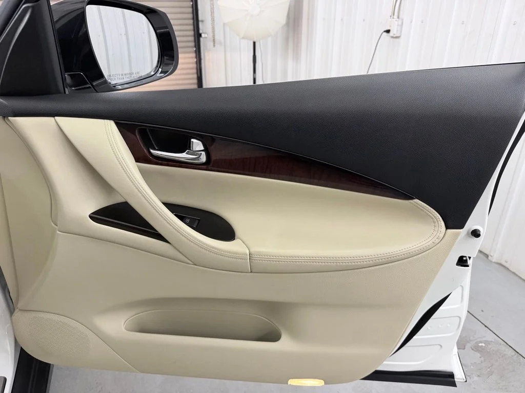 Used 2017 White INFINITI Base image 42