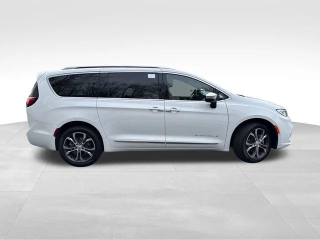 New 2026 Bright White Clear-Coat Exterior Paint Chrysler Pinnacle image 8