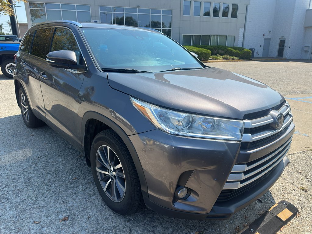 Used 2019 Predawn Gray Mica Toyota XLE image 2
