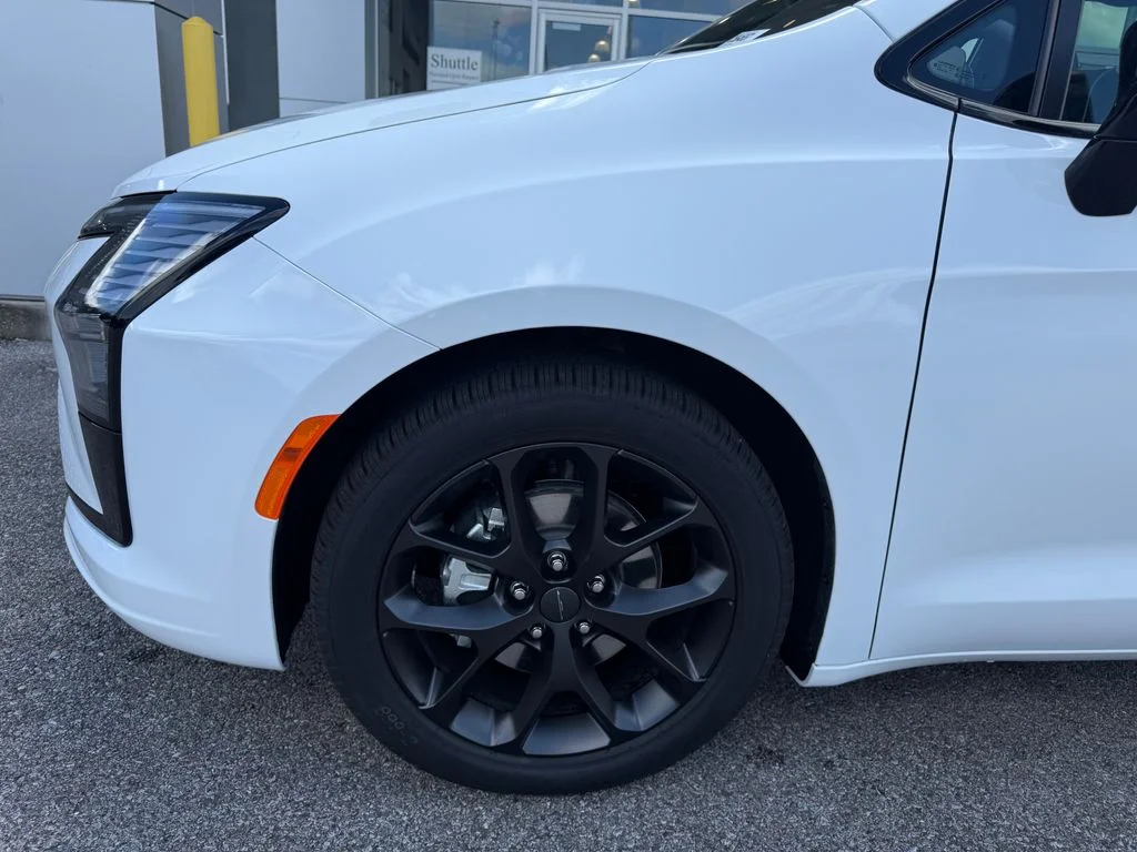 New 2027 Bright White Clear-Coat Exterior Paint Chrysler Limited image 21