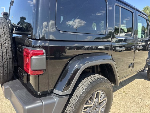 Used 2025 Black Jeep Sahara image 21