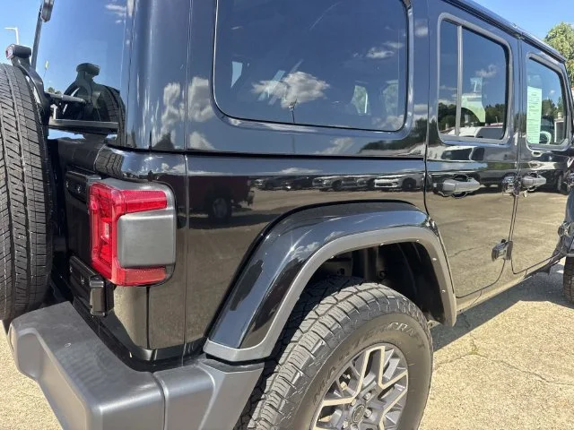Used 2025 Black Jeep Sahara image 21