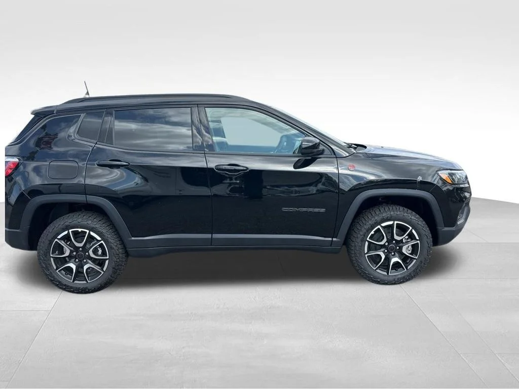 New 2026 Diamond Black Crystal Pearl-Coat Exterior Paint Jeep Trailhawk image 4