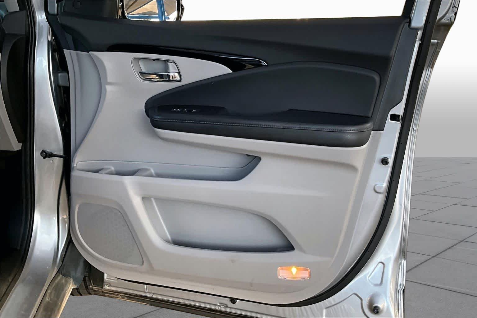 Certified Used 2019 Lunar Silver Metallic Honda RTL-E image 22