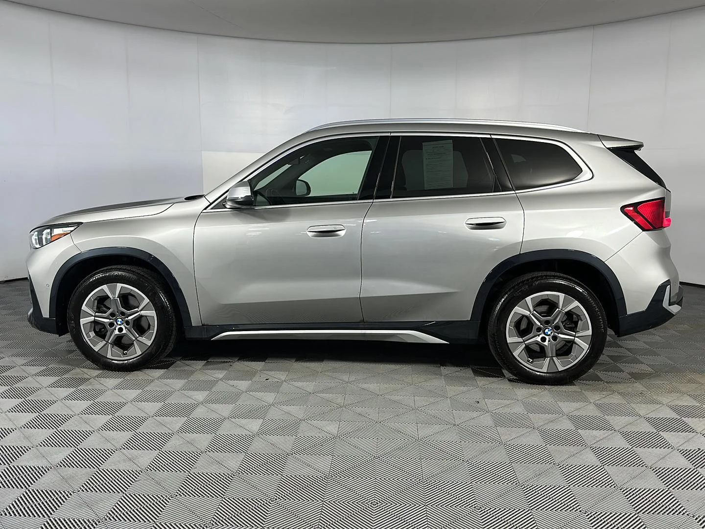 Used 2023 Space Silver Metallic BMW xDrive28i image 4