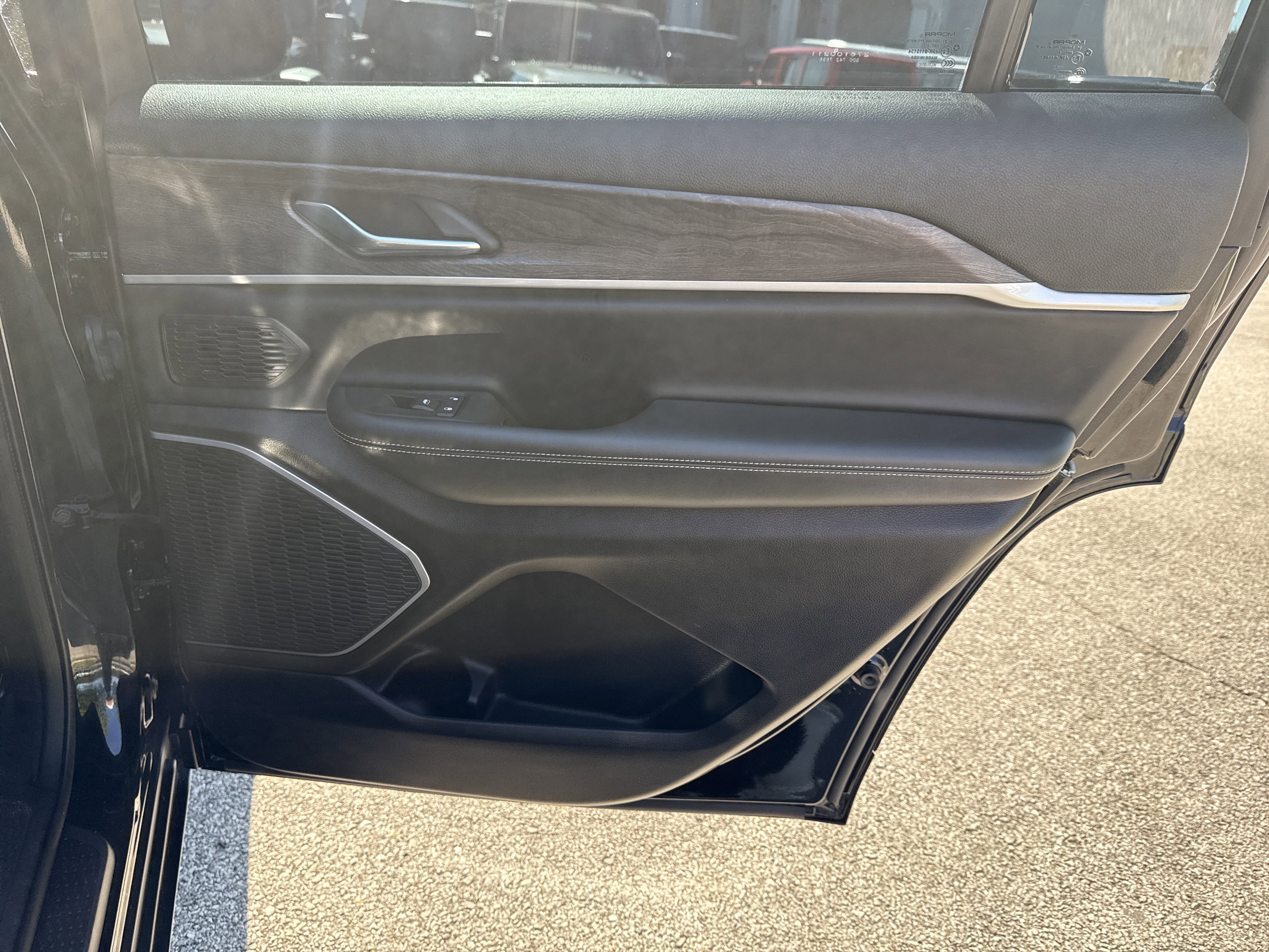 Used 2021 Diamond Black Crystal Pearlcoat Jeep Limited image 17