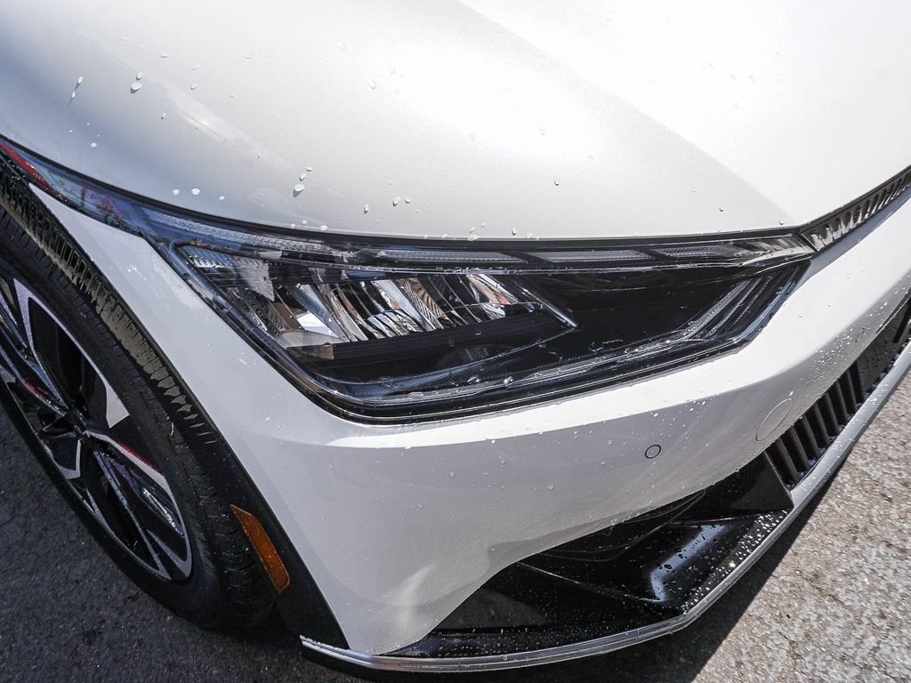 Used 2024 White Kia Wind image 11