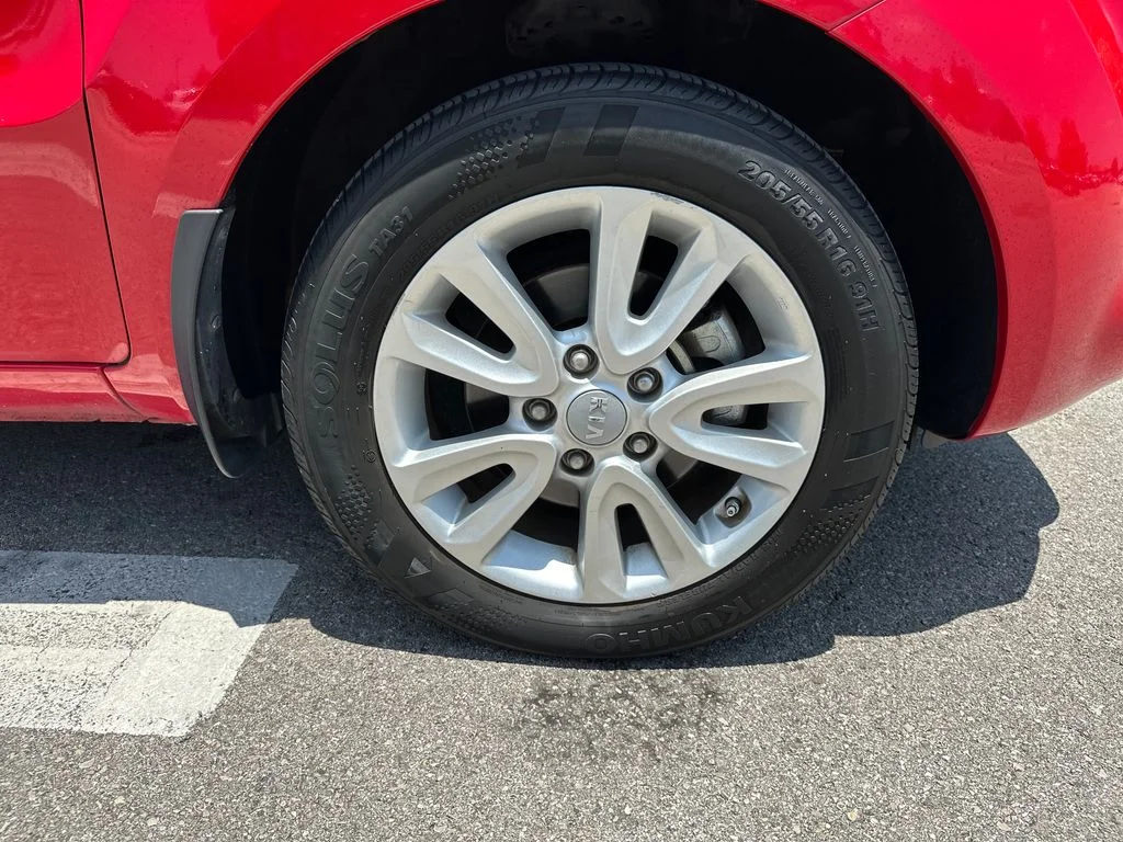 Used 2013 Red Kia Plus image 15