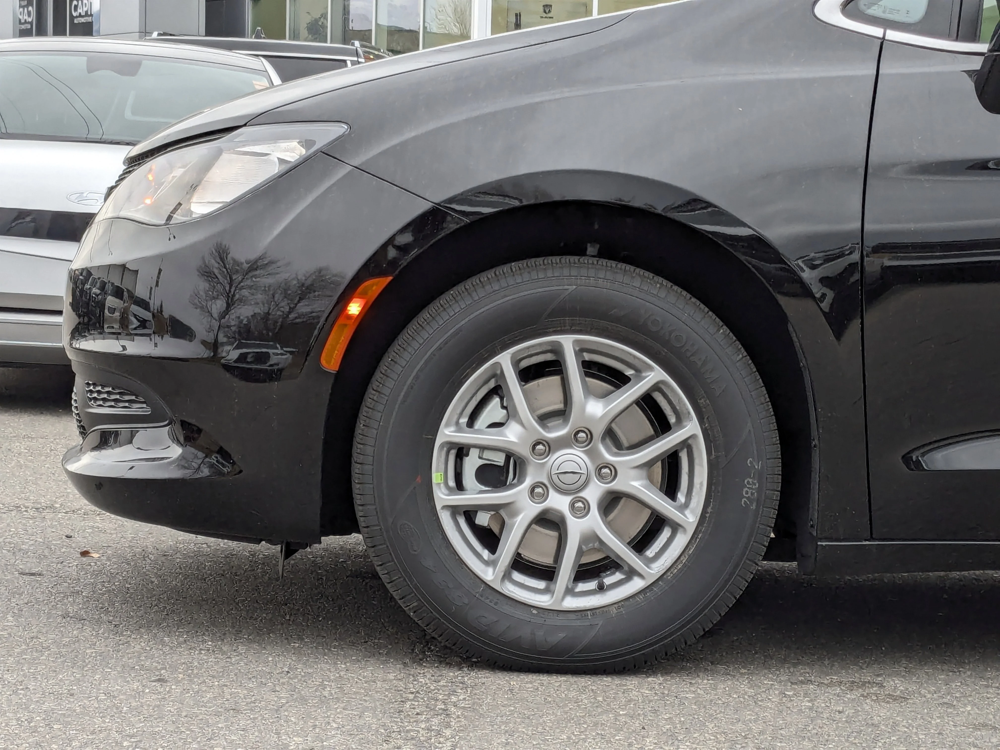 New 2026 Black Chrysler SXT - Power Liftgate - Power Sliding Doors - Leather - Remote Start image 9
