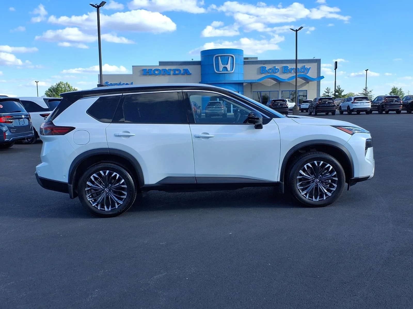Used 2025 Everest White Pearl Nissan SL image 12