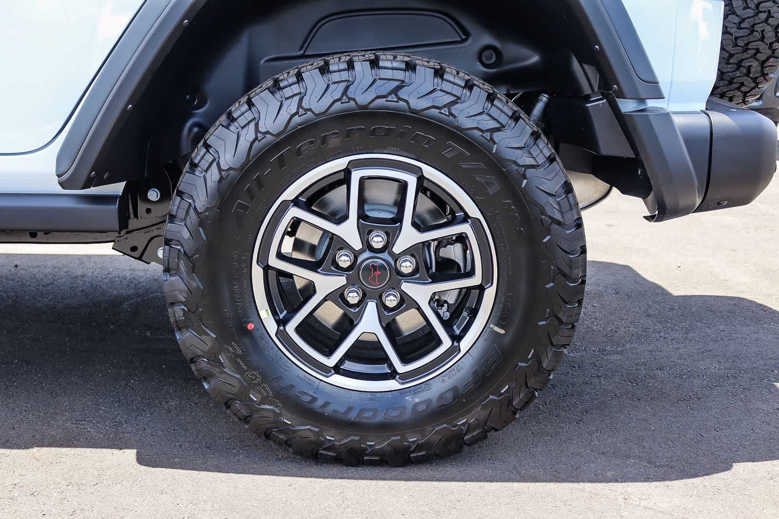 New 2026 Bright White Clear-Coat Exterior Paint Jeep Rubicon image 10
