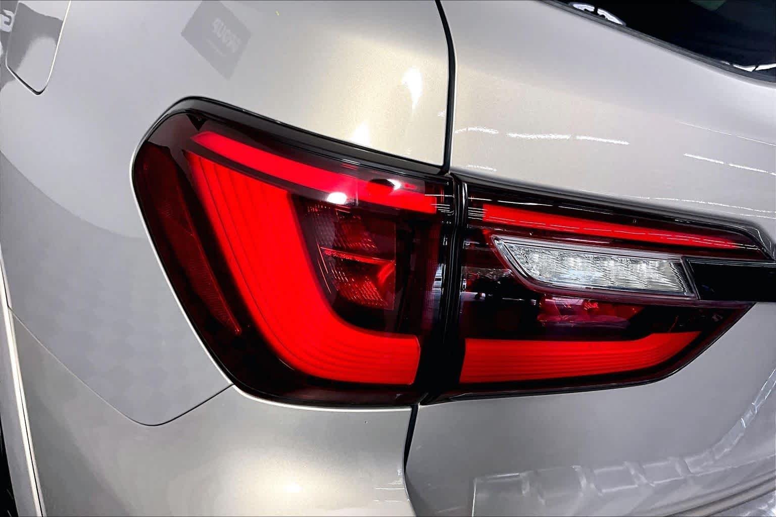 Used 2022 Champagne Quartz INFINITI LUXE image 27