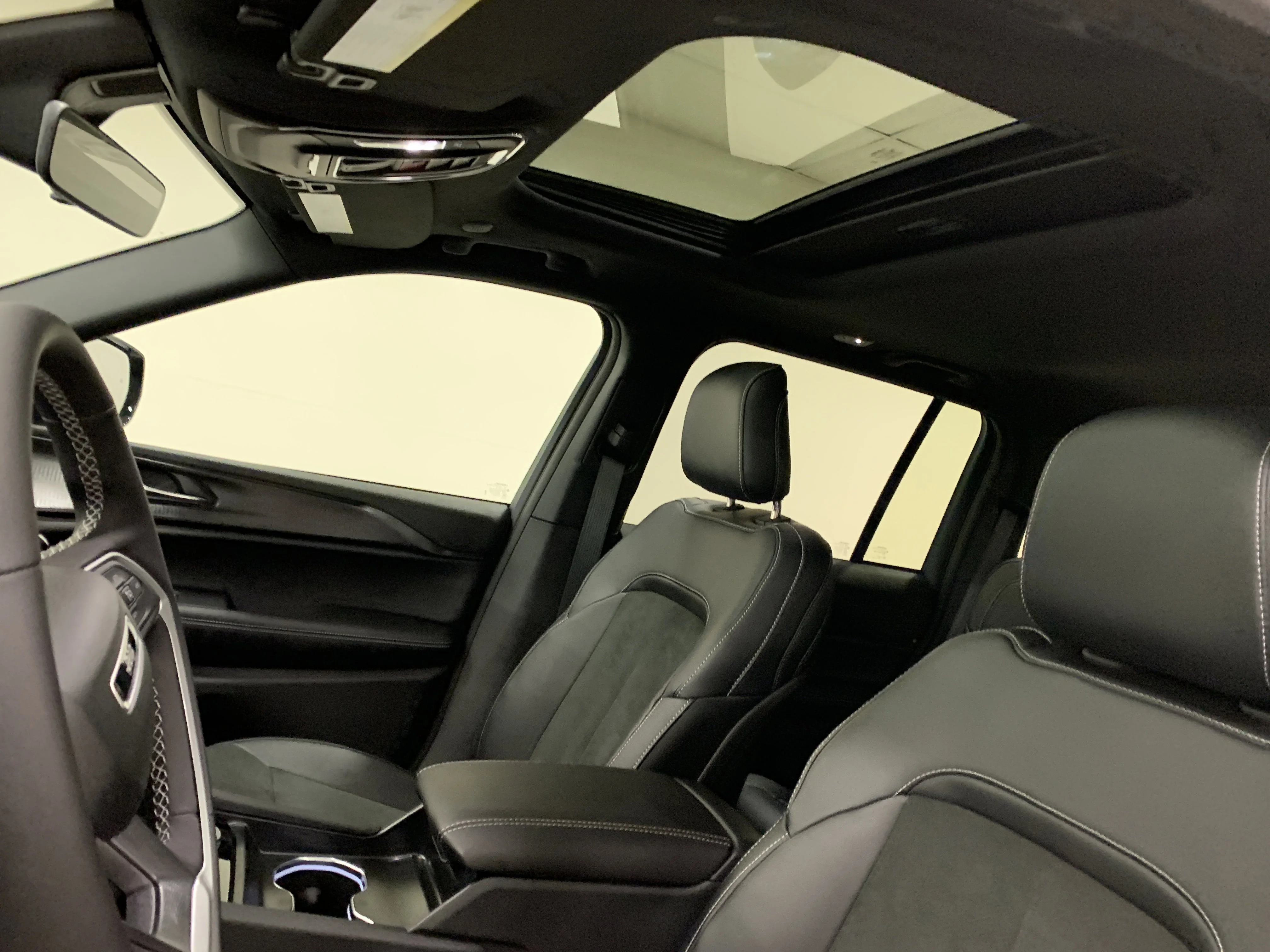New 2025 Diamond Blk Crystal Pearl Jeep Altitude image 19