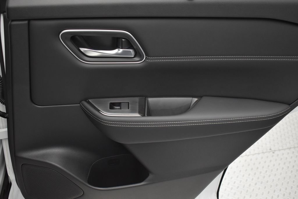 New 2026 Everest White Pearl TriCoat / Super Black Two-tone Nissan Platinum image 32