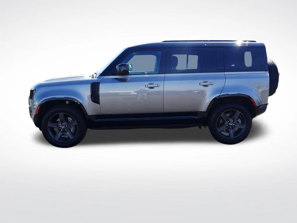 Used 2023  Land Rover X-Dynamic SE image 2