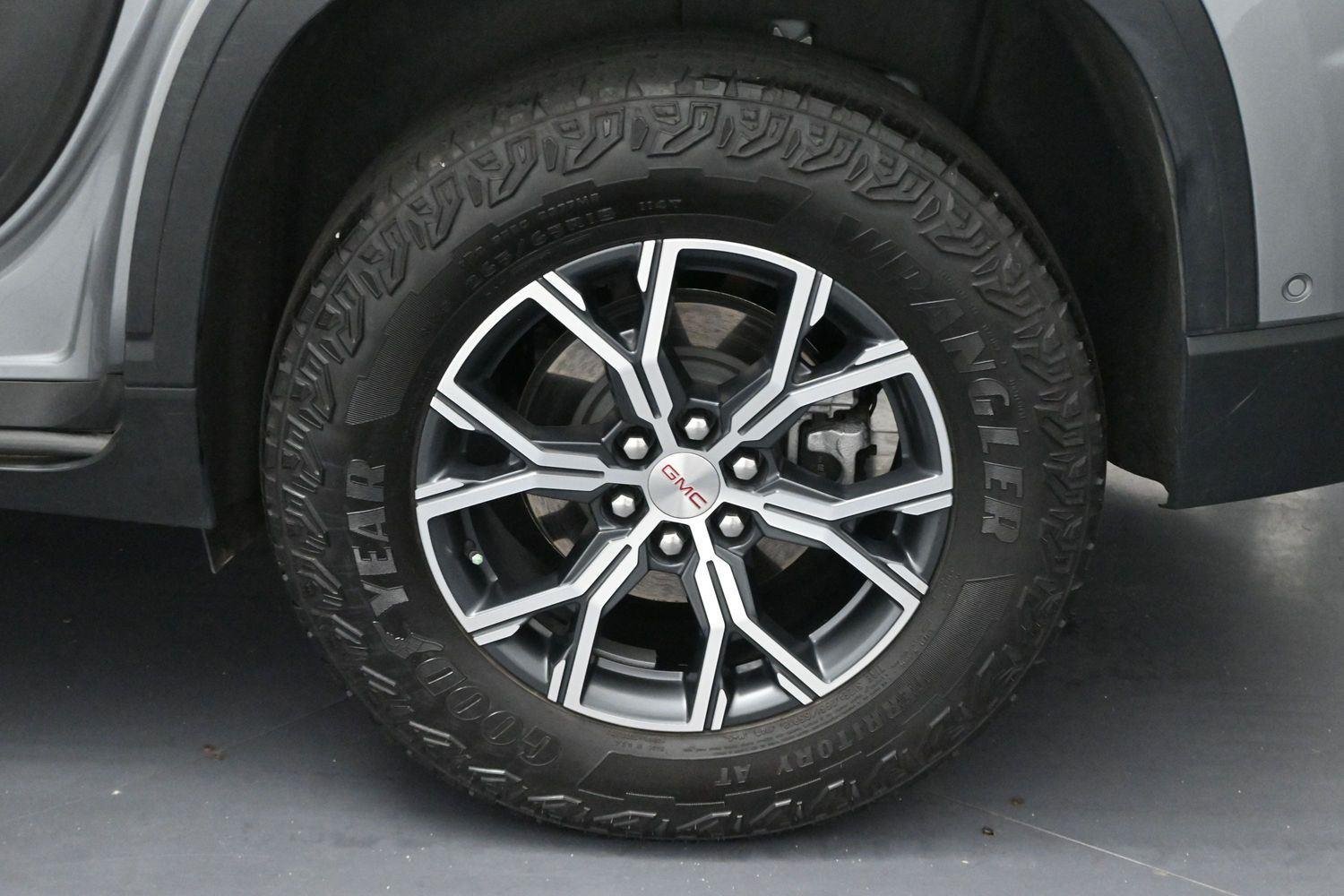 Used 2025 Sterling Metallic GMC AT4 image 42