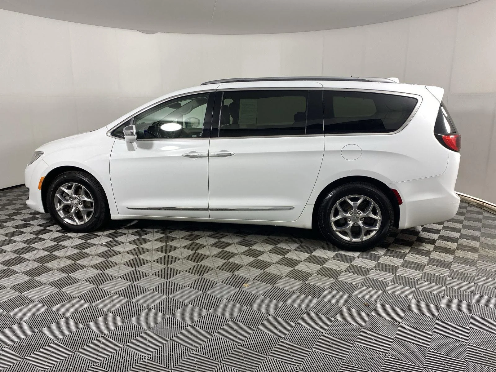Used 2019 Bright White Clearcoat Chrysler Limited image 14