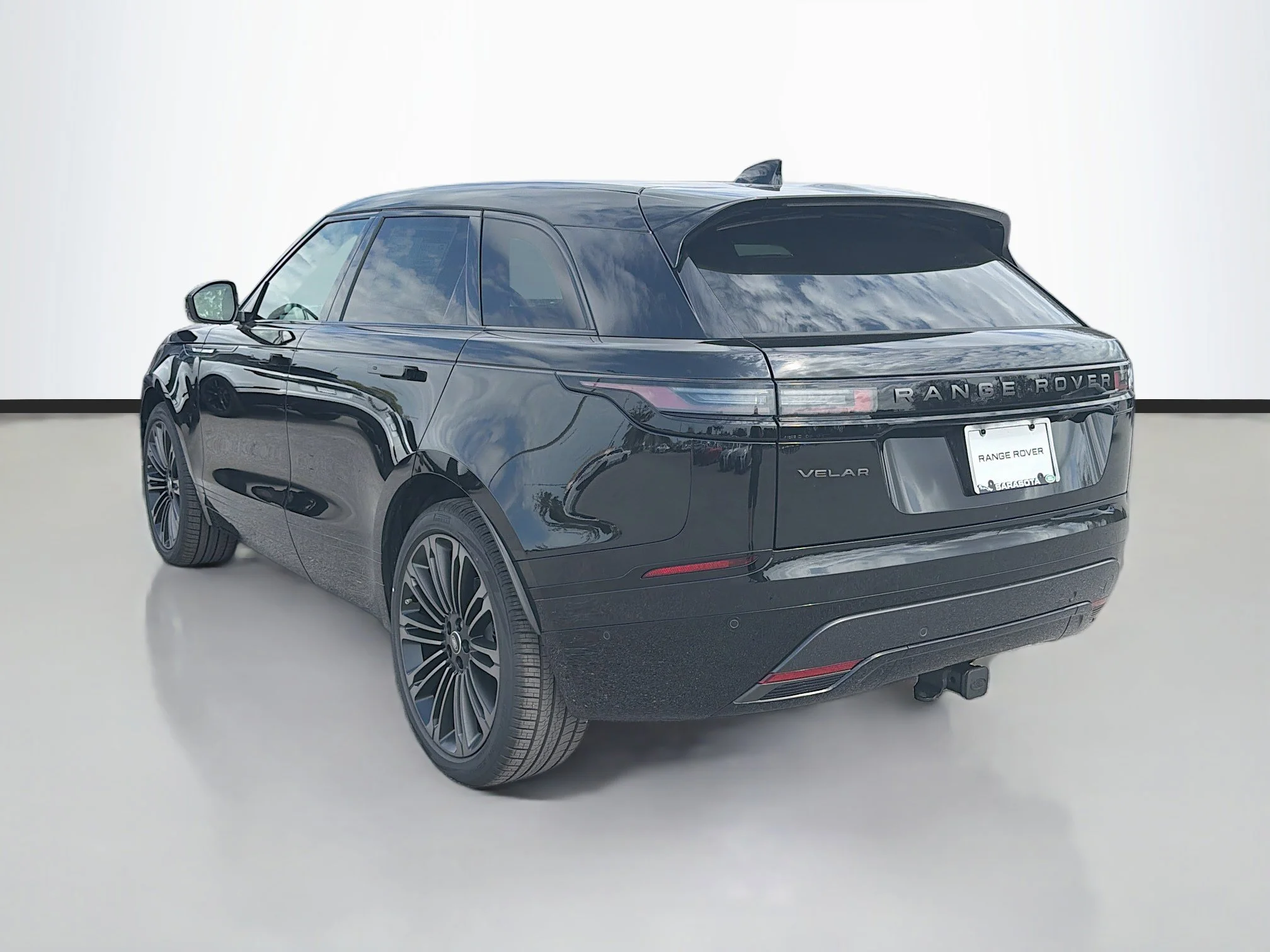 New 2026 Santorini Black Land Rover Dynamic SE image 3
