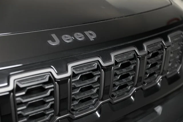New 2026 Diamond Black Crystal Pearl-Coat Exterior Paint Jeep Laredo image 29