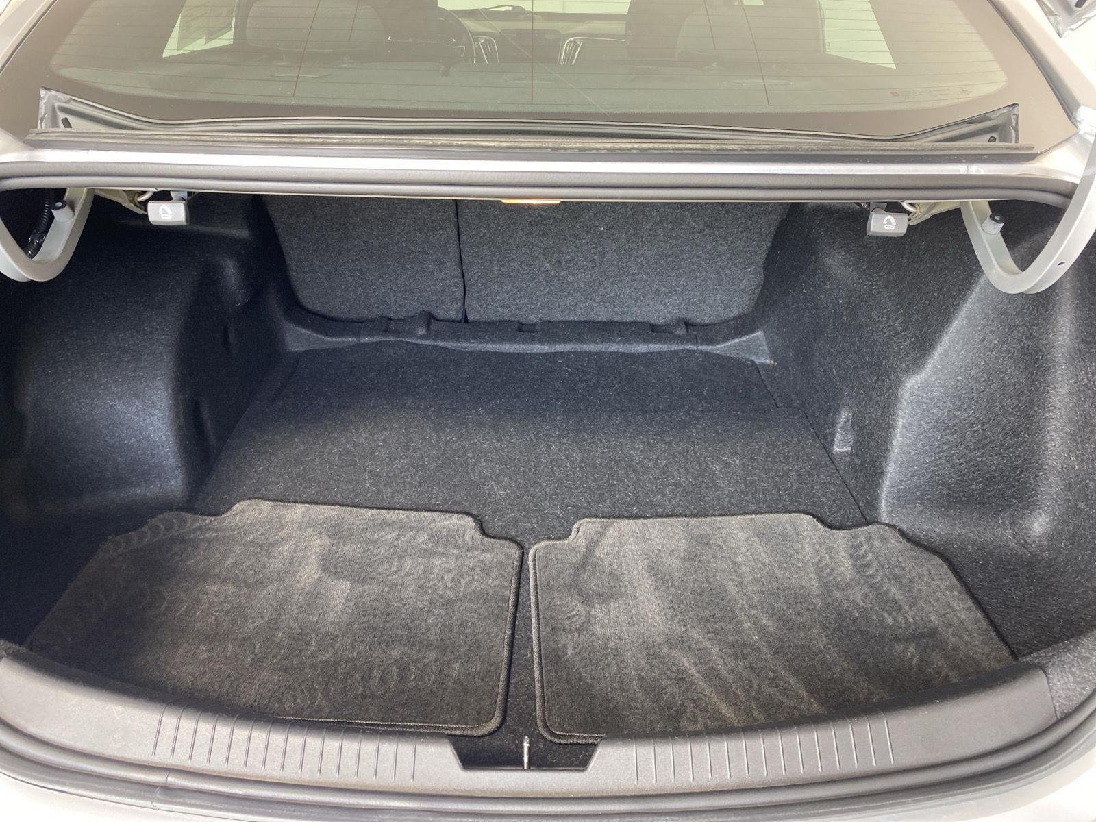 Used 2018 Silver Ice Metallic Chevrolet LT image 7